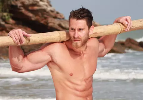 Robert de la "Insula Iubirii" și-a cerut iubita în căsătorie. Cum arată tânăra