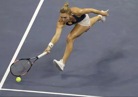 Simona Halep și partenera ei de dublu au abandonat la Wuhan. Românca, lovită de minge în ureche
