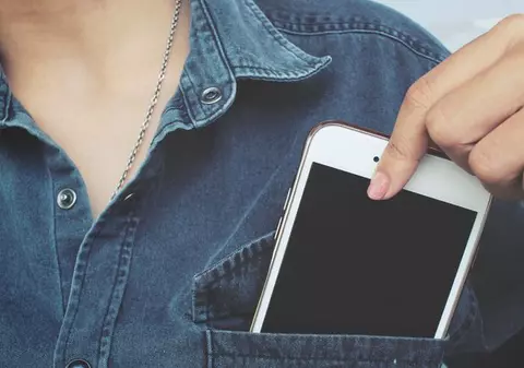 EXCLUSIV/A fost jefuită și și-a găsit telefonul furat la amanet. Pățania unei tinere din București