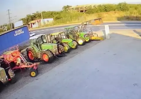 Tir scăpat de sub control la Buzău! Două persoane au fost grav rănite