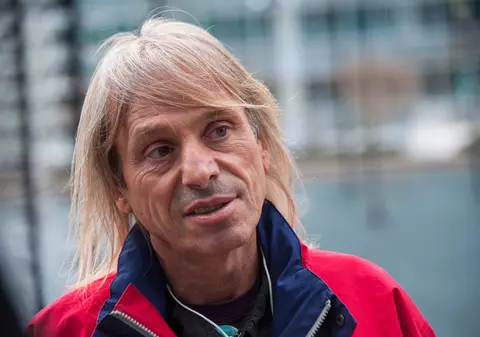 Francezul Alain Robert a escaladat fără dispozitive de siguranţă, o clădire de 185 m din Paris în doar 30 de minute