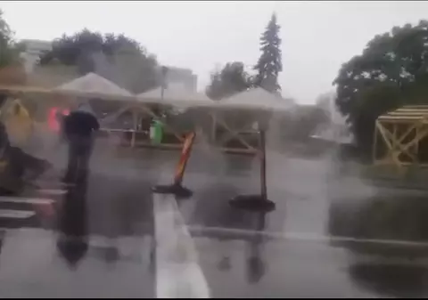 Asfaltează pe ploaie torențială! Bălți acoperite cu bitum, la Ploiești