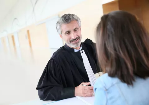 Cine beneficiază de asistenţă judiciară gratuită?
