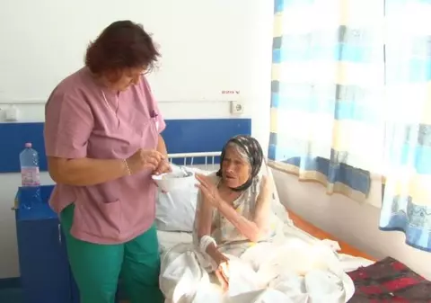 O bătrână de 82 de ani, abandonată în spital, ar putea ajunge în stradă