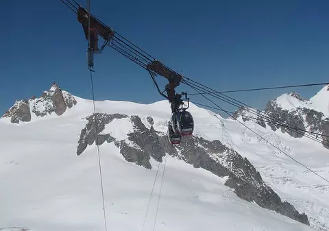 Zeci de persoane au rămas blocate peste noapte în telecabinele din Mont Blanc