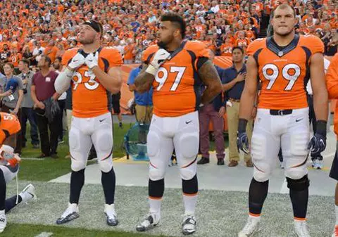 Scandalul ia amploare în NFL. Tot mai mulți jucători protestează împotriva abuzurilor comise de polițiști