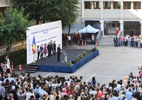 Renunţaţi la careu! Mai mulți copii au leșinat la festivitatea de deschidere a noului an şcolar