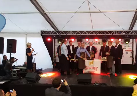 Emil Boc n-a reușit să dea cep unui butoi cu bere, la un festival din Cluj