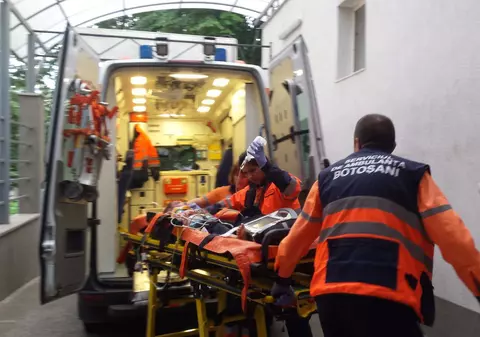 Copil de 5 ani, călcat pe cap de un camion. Băiețelul a ajuns în comă la spital