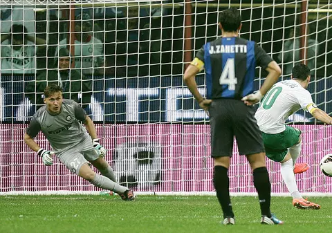 România - Muntenegru 1-1. Obișnuit să execute jos și plasat, Stanciu a schimbat. A tras sus și a ratat penalty-ul din ultima secundă VIDEO