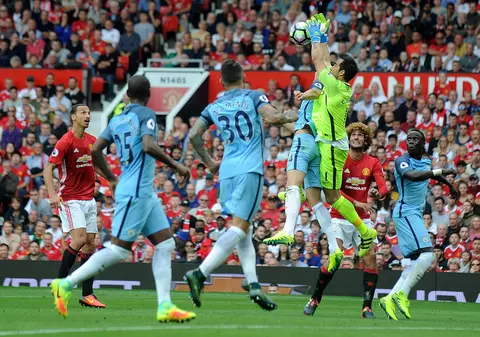 Războiul de la Manchester a fost câștigat de City. Chelsea, ținută în șah de Swansea. Rezultatele din Anglia / VIDEO