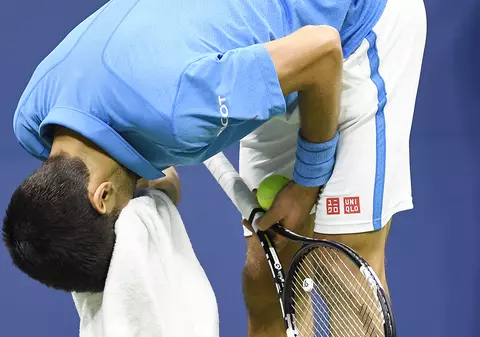 Novak Djokovici, eliminat de spaniolul Agut la Shanghai. De nervi, sârbul și-a rupt tricoul!