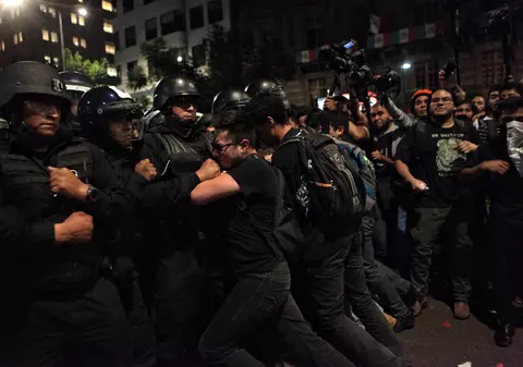 Proteste violente în SUA: 12 polițiști au fost răniți, după ce un tânăr de culoare a fost ucis de un ofițer