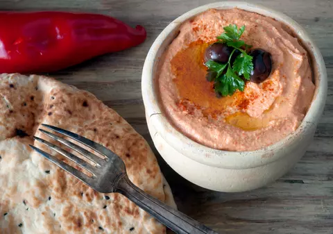 Libertatea te ajută să găteşti ieftin şi bun. Hummus cu ardei copţi la doar 9,50 lei