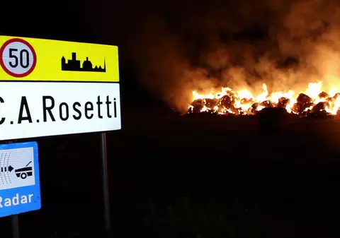 Flăcări de 10 metri au mistuit tone de furaje în Buzău! GALERIE FOTO