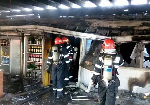 UPDATE | Incendiu la târgul Vitan din București. Două persoane au fost rănite | FOTO