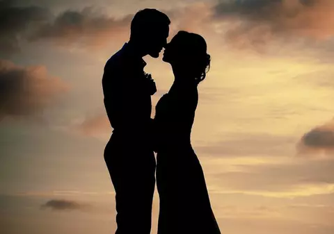 Te iubește sau nu? Cum se comportă bărbații îndrăgostiți, în funcție de zodie