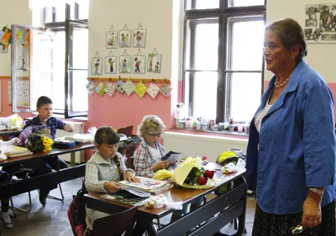 De 40 de ani predă în aceeaşi clasă în care și ea a fost elevă