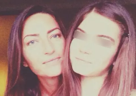 EXCLUSIV/ Fiica lui Boureanu face ”terapie” online prin muzică. E vedetă pe internet!