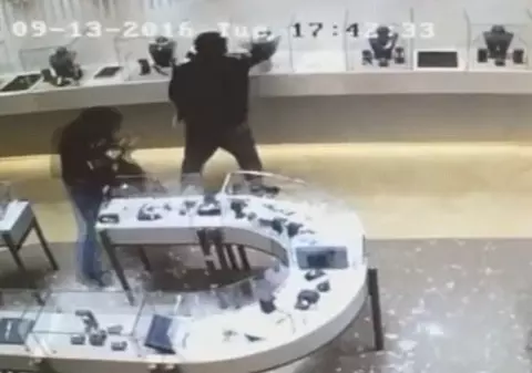 Jaf spectaculos! În 40 de secunde, hoții au furat milioane de dolari. Totul a fost filmat | VIDEO