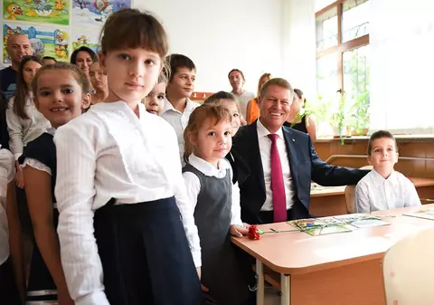 Klaus Iohannis, în prima zi de școală: Educația este calea spre succes și nu corupția, nepotismul, șmecheria sau câștigul facil