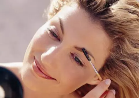 Zece trucuri de make-up prin care să fii mereu o apariţie fresh