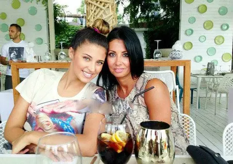 EXCLUSIV | Antonia își promovează susținut mama. Denise Iacobescu, bunicuța blogger-influencer!