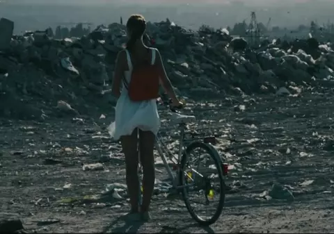 Tânăra care reprezintă Moldova la Miss Earth 2016 a filmat clipul de promovare într-o groapă de gunoi | VIDEO