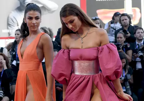 Festivalul de film de la Veneția.  Apariții de neuitat pe covorul roșu. Două modele au arătat aproape tot | FOTO