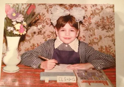 Cum arătau vedetele de la noi în prima zi de școală | GALERIE FOTO