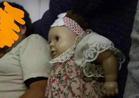 Gestul înfricoșător al unui bărbat din SUA. I-a cumpărat unei păpuși bilet de avion și a dus-o într-un parc de distracții