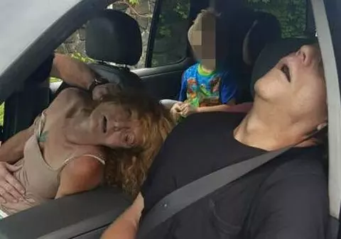 Un cuplu a fost găsit drogat, în mașină, cu un copil de doar patru ani pe bancheta din spate | Imagini șocante