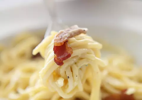 Libertatea te ajută să găteşti ieftin şi bun. Paste carbonara la doar 9,60 lei