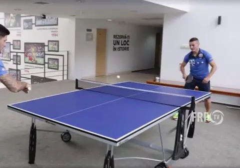 România - Muntenegru. Tricolorii se relaxează în cantonament jucând câte o partidă de ping-pong VIDEO