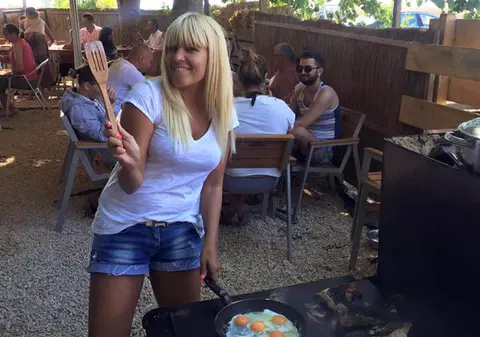 Elena Udrea a strâns gunoaie pe plaja din Corbu și a gătit omletă / FOTO