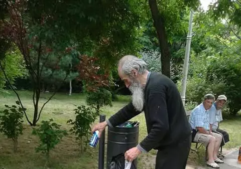 Oficialii din Inspectoratul Școlar recunosc că au o problemă cu profesorul-gunoier: ”Omul nu e în toate mințile”