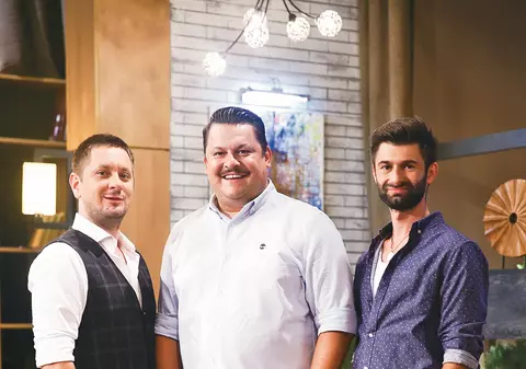 Mihai Bobonete, cu părul lung și ochelari de soare. Actorul și soția lui au întors toate privirile la malul mării