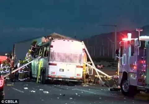 13 morţi într-un accident de autobuz în California. Mai multe persoane au fost rănite