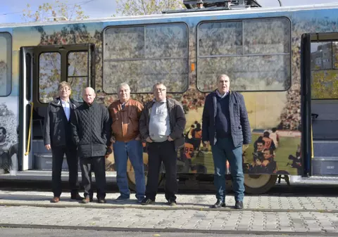 Fostele glorii ale Craiovei Maxima s-au plimbat cu tramvaiul pentru a mobiliza fanii să vină la derbyul cu Dinamo / VIDEO