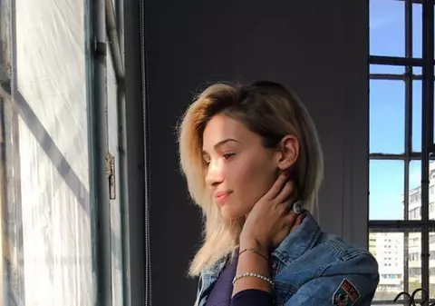 Alina Eremia și-a pus extensii. Părul artistei este foarte lung. "Ce bine îți stă"