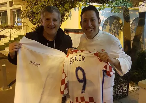 Bucătarul naționalei României a făcut un schimb inedit de cadouri cu legendarul Davor Suker