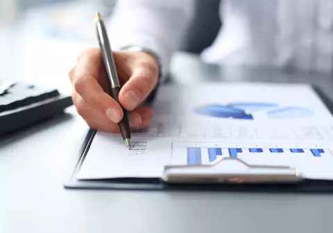 Să le dezvoltăm, de mici, simțul afacerilor! Bursa de Valori lansează un manual pentru elevi