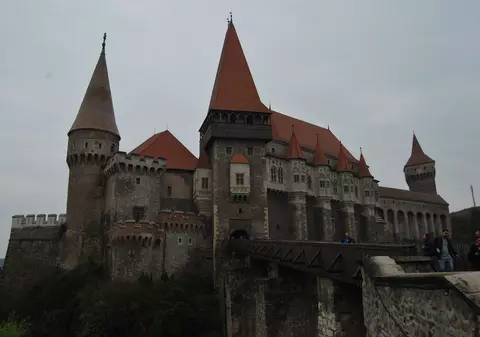 Discovery a realizat la Castelul Corvinilor o producție de groază, cu stafii și alte apariții misterioase! IMAGINI DIN TIMPUL FILMĂRILOR