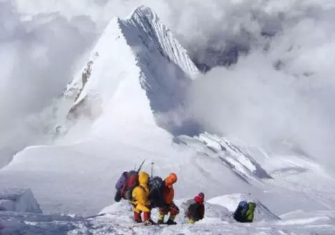 Alpinistul Vasile Cipcigan a suferit degerături în timpul escaladării vârfului Manaslu şi a fost evacuat cu elicopterul
