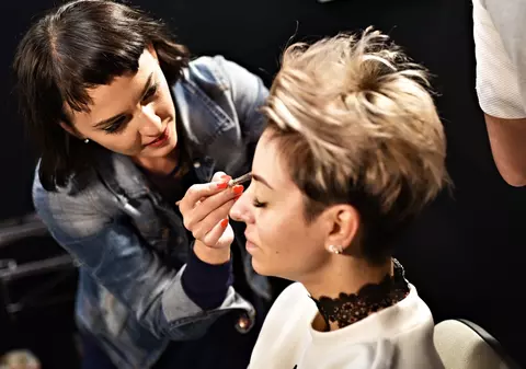 Giulia a fost transformata în Pink. S-a lăsat pe mâna specialistului