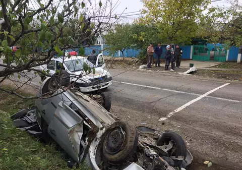 Dumnezeul bețivilor! A scăpat teafăr din acest accident! Martorii l-au găsit mâncând sticksuri