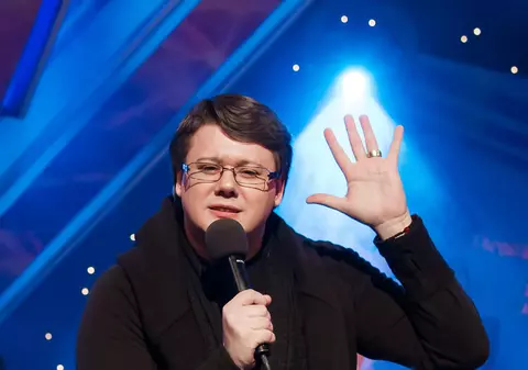 Fuego îi răspunde celei care l-a acuzat că nu el își pictează tablourile: „Nu trebuie să ne justificăm nimănui”