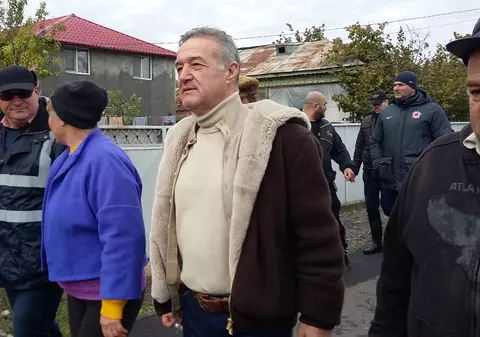 Gigi Becali, în comunele inundate din Galați. Ajută oamenii să-și repare casele