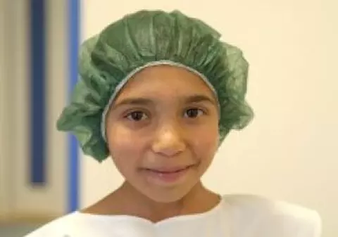 Marinela Cănuță are nevoie de ajutor. La 13 ani, are doar 15 kilograme din cauza unei boli