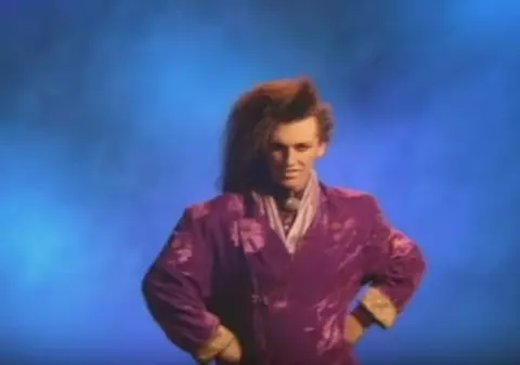Pete Burns, solistul trupei Dead or Alive, a murit. Povestea cântărețului care a suferit peste 300 de operații estetice